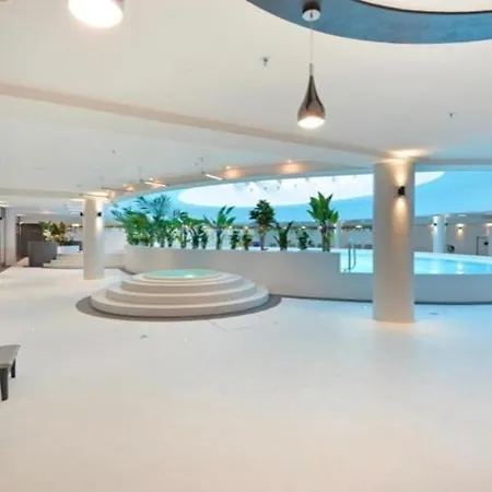 Hanza Tower Downtown 20 & Pool Appartamento